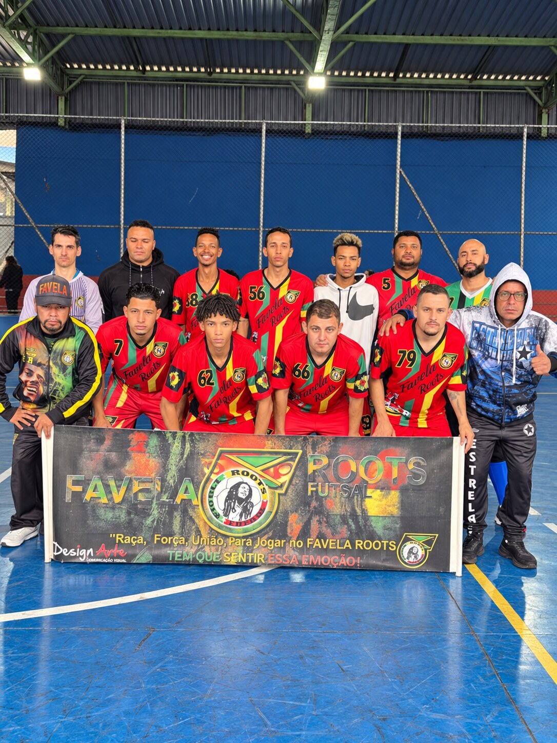 Elenco do Favela Roots Futsal reunido na Arena Roots em 6 de setembro de 2026